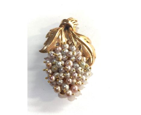 Fine vintage 18ct gold and pearl bunch of grapes brooch hallmarked 18ct measures approx 5cm by 3cm weight 17.58g 