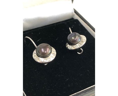 12ct white gold diamond and pearl earrings weight 3.55g,&nbsp;Approximate diameter of earring10.5mm, 2cm hook