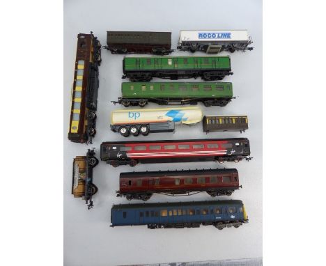 Selection of  oo guage model railway carriages