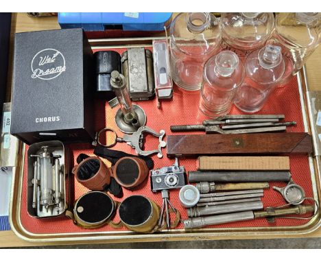 TRAY CONTAINING VARIOUS WELDING GOGGLES, SMALL NOVELTY CAMERA TABLE LIGHTER, VARIOUS CHEMISTRY BOTTLES, BOXED VINTAGE SYRINGE