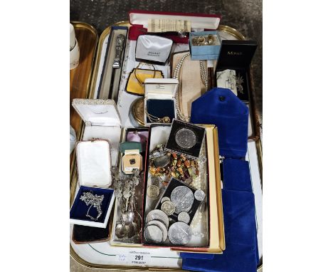 TRAY CONTAINING LARGE QUANTITY OF COSTUME JEWELLERY, BEADS, COINAGE, GILT BROOCH, COMPACT, 2 LADIES WATCHES ETC