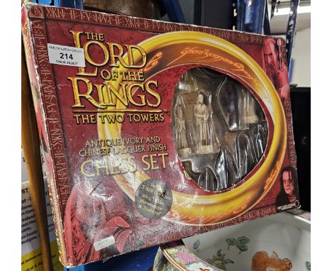 LORD OF THE RINGS 2 TOWERS CHESS SET     