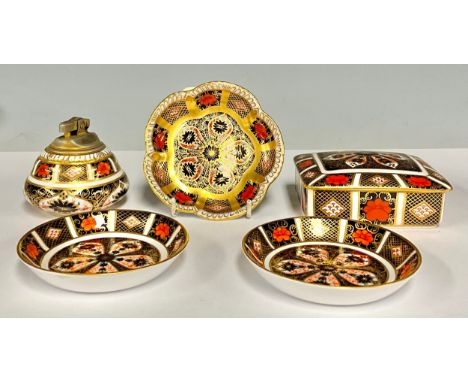 A Royal Crown Derby 1128 Imari pattern rectangular box and cover, 11cm wide; a pair of 1128 pattern circular trinket dishes; 