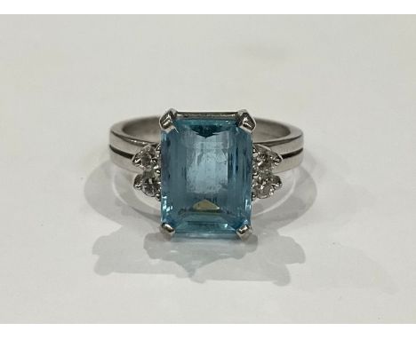 18ct white gold approx. 2.26ct Aquamarine and Diamond ringThe ring consists of an emerald cut Aquamarine stone of a medium bl