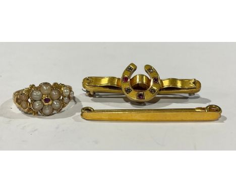 A selection of tested 18ct gold jewellery to include; a ruby and rose cut diamond horseshoe brooch, a plain bar brooch and a 