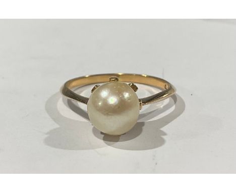 Tested 18ct gold Cultured Pearl ring, the ring has a single cream cultured pearl that measures approx. 8.3mm that is set in a