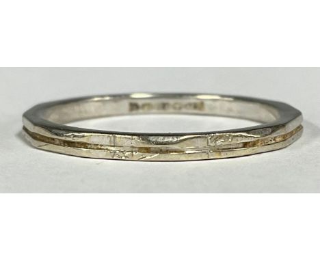 An 18ct gold textured Tetradecagonal (14 sided) band ring, size Q/R, 2.6g