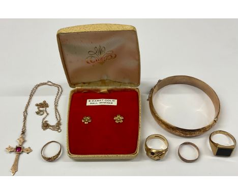 Selection of 9ct Gold jewellery to include; a 9ct rose gold bangle (A/F), a black onyx signet ring, a tested 9ct rose gold sy