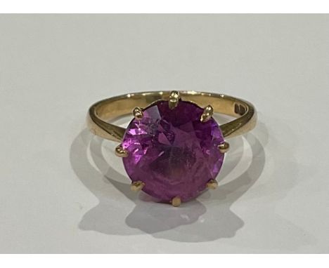 9ct yellow gold synthetic colour-change pinkish-purple sapphire ring, the round brilliant cut sapphire measures approx. 9.9mm