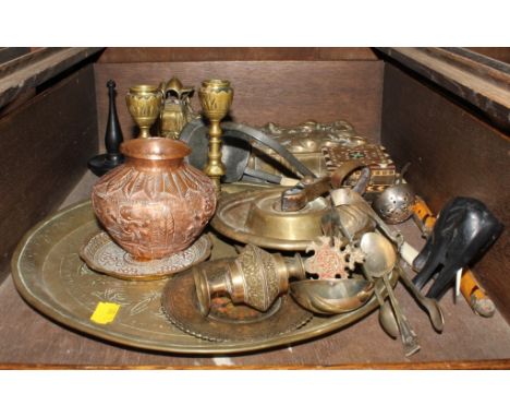 A selection of household brass ware, to include trays, candlestick holders, jewellery boxes, etc £20-30
