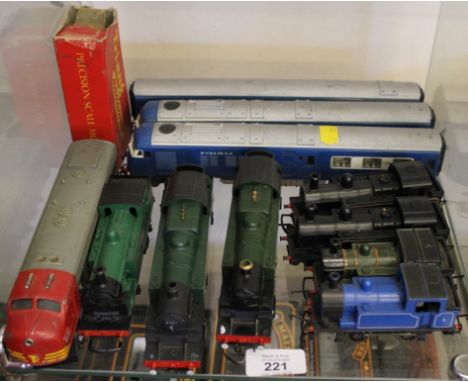 A Triang Pullman Diesel 3-car unit, Continental diesel and seven tank locomotives £40-60