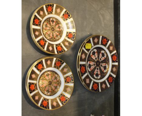 A selection of early 20th century Royal Crown Derby six saucers and two plates (8) £40-60