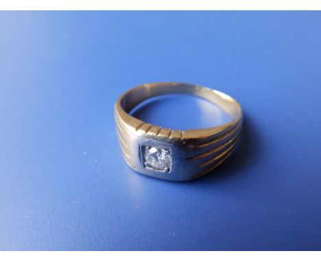 A gent's diamond solitaire band ring – 18k. Finger size T.