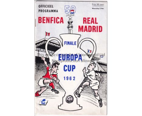 EUROPEAN CUP FINAL 1962      Programme Benfica v Real Madrid 2/5/1962. Light staple rust. Generally good      