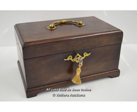 *GEORGE III CHIPPENDALE STYLE TEA CADDY WITH KEY, CIRCA 1760  / 21 X 13 X 12CM, WITH KEY  [LQD197]