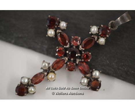*VINTAGE STERLING SILVER, GARNETS AND SEED PEARLS CROSS PENDANT / 4 X 6CM, 11GRAMS , ONE PEARL DETACHED [LQD197]