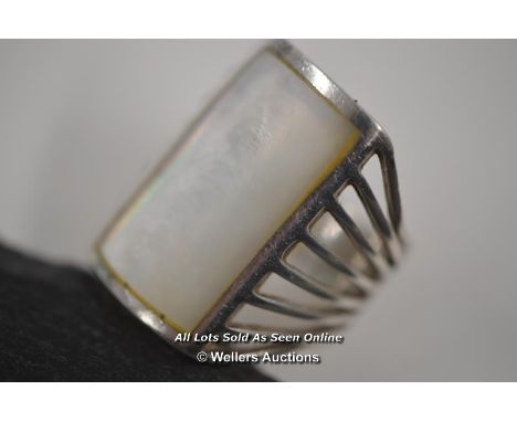 *UNUSUAL VINTAGE STERLING SILVER RING WITH LARGE MOTHER OF PEARL  [LQD197]