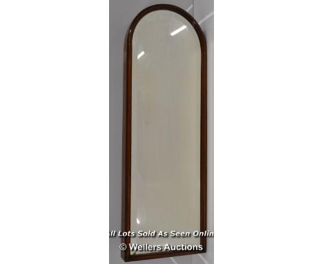 *MAHOGANY BEVELLED PLATED ARCH SHAPE MIRROR. 26" X 9" 20TH C. [LQD197]