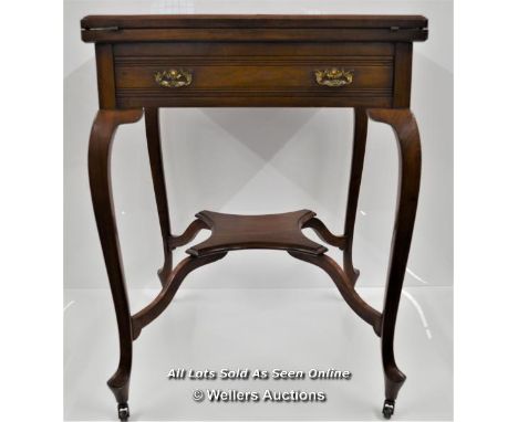 *ANTIQUE MAHOGANY ENVELOPE CARD TABLE ON CASTERS  / TOP CLOSED; 56 X 56 CM / TOP OPENED; 110 X 110CM / 75CM HIGH  [LQD197]