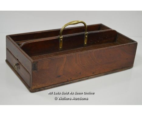 *LATE GEORGIAN MAHOGANY CUTLERY TRAY WITH BRASS HANDLE AND KNIFE DRAWER   / 38 X 20 X 10CM  [LQD197]