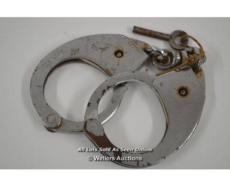 *VINTAGE HANDCUFFS BY HIATTE WITH KEY [LQD197]