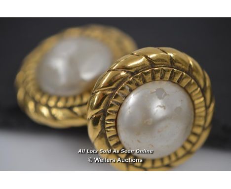 *VINTAGE CHANEL CLIP ON PEARL EARRINGS [LQD197]