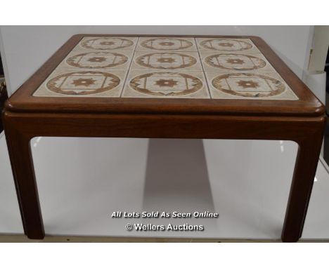 *VINTAGE TILE TOP MAHOGANY COFFEE TABLE / 71 X 71 X 37CM  [LQD197]