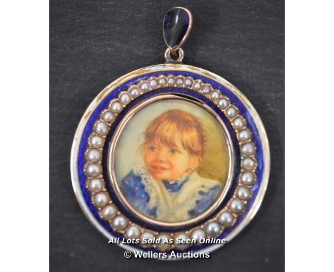 *VICTORIAN 9 CARAT GOLD AND PEARL  PORTRAIT LOCKET PENDANT [LQD197]