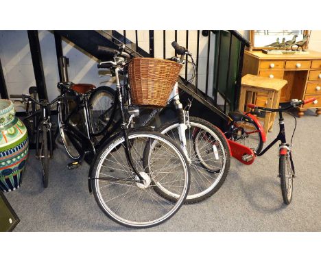 A Raleigh Voyager Mountain Bike, and a Pashley childs trike; together with a further childs bicycle (3)