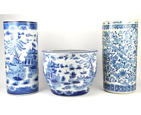 Willow pattern jardinière H 27,5cm and two stick stand H 46cm