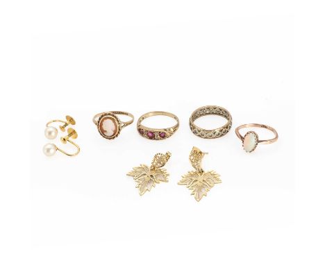 A collection of gold jewellery,to include a 9ct gold three stone ruby ring with small circular cut diamond accents, London 19