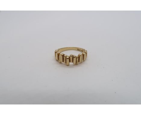 An 18ct yellow gold hallmarked ring, size L, approx 4.1 grams 