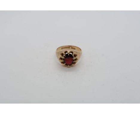 A 9ct yellow gold hallmarked red garnet ring, size Q, approx 5.5 grams 