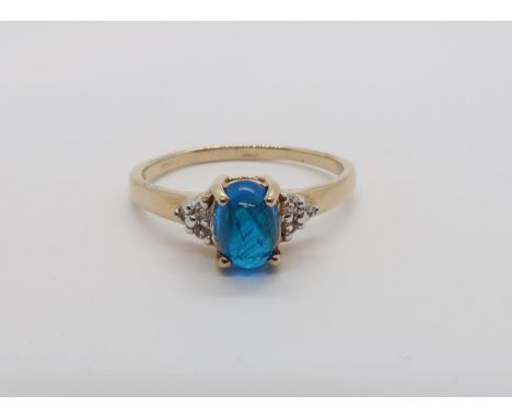 A 9ct yellow gold cabochon neon apatite ring with diamond shoulders - ring size Q 