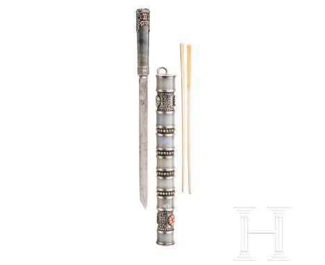 Jade- und silbermontiertes Essbesteck, sinotibetisch, um 1900  Essmesser mit quartseitig gekehlter Rückenklinge und silbermon