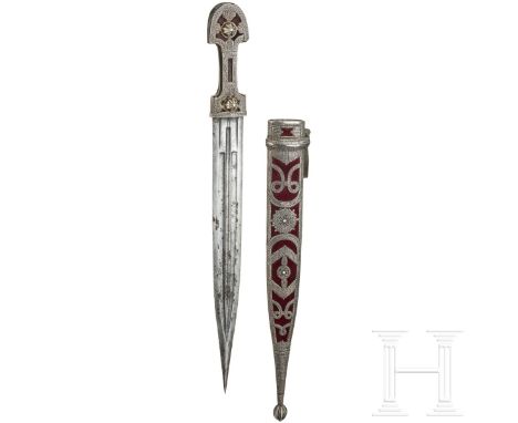 Silbermontierter Kinzal, Westgeorgien, Anfang 20. Jhdt.  Zweischneidige, beidseitig mehrfach gekehlte Klinge, fleckig. Horngr