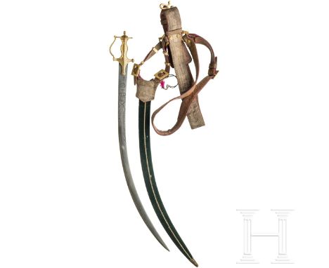 Goldtauschierter Tulwar mit Wootzdamastklinge und Schultergehänge, Indien, 19. Jhdt.  Gekrümmte (frühere) Rückenklinge aus du