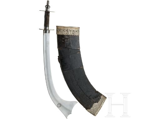 Kora mit silberverzierter Scheide, Nepal, um 1900  Typische wuchtige, zur Spitze verbreiterte Rückenklinge mit innenliegender