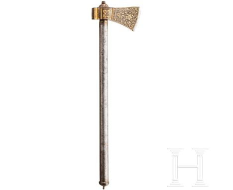 Massiver Tabar (Streitaxt), Südindien, um 1800  Massiver und vollflächig mit feinem Floraldekor geschnittener und goldtauschi