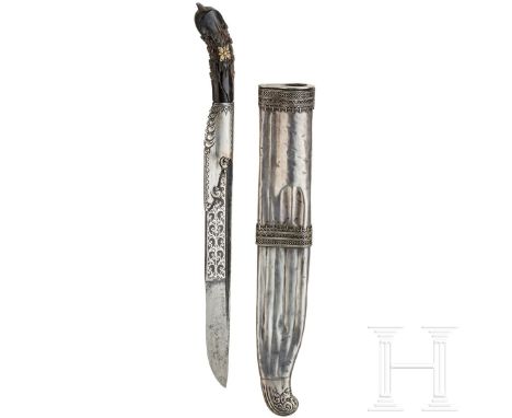 Silber- und goldmontierte Pia Kaetta, Ceylon, 19. Jhdt.  Schmale, beidseitig tief gekehlte und floral silbertauschierte Rücke