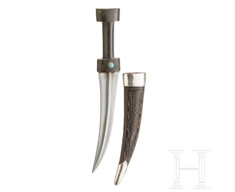 Silbermontierter Kandschar, Irak, um 1900 Zweischneidige Stahlklinge mit beidseitigem Mittelgrat. Der schwarze Horngriff bese