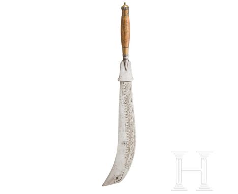 Opferaxt (Ram Dao), Nepal, 19. Jhdt.  Kräftige, leicht zur Schneide gekrümmte Hiebklinge mit beidseitig reich graviertem und 