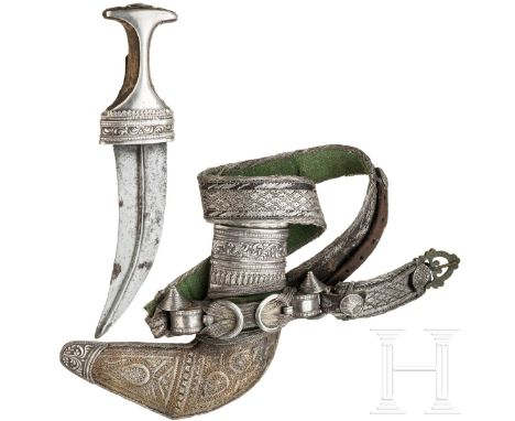 Silbermontierte Djambia mit besticktem Ledergürtel, Oman, um 1900  Zweischneidige (etwas fleckige und leicht wellige) Klinge 