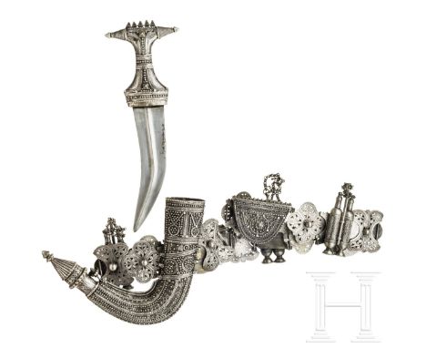 Silbermontierte Djambia mit Silbergürtel, Jemen, Jizan, 1. Hälfte 20. Jhdt.  Zweischneidige Klinge mit beidseitigem Mittelgra