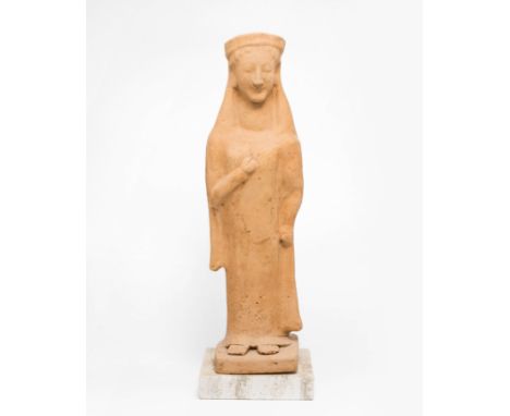   Grosse archaische Figur einer Kore Griechisch, 6.Jh. v.C. Terrakotta. Aufrecht stehende, in langem Mantel gehüllte, weiblic