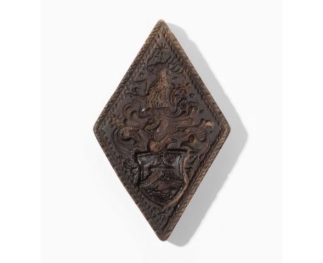   Tirggel-Model Zürich, 17.Jh. Holz mit vertieft geschnitztem Motiv. Rautenförmig. Behelmtes Wappen der Famile Hirzel (in Zel