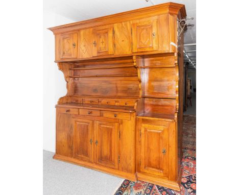   Buffet Barock 18. Jh. Arrangiert. Nussbaum. Dreitüriger Unterteil mit drei schmalen Schubladen. Nischenfach mit ausgeschnit