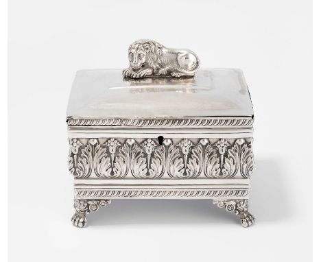   Zuckerdose Breslau, 1835–39. Silber. Meistermarke Schulz. Rechteckiger Korpus  auf Tatzenfüssen. Deckelknauf in Form eines 