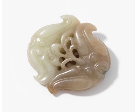   Jadeschnitzerei China, um 1900. Celadonfarbene Jade mit braunen Zonen. Stilisiertes Fledermauspaar. L 5,6 cm.  Schweizer Pr