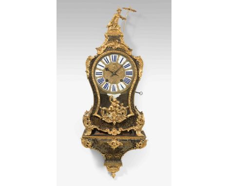   Boulle Pendule mit Sockel Frankreich, 18.Jh. Holzgehäuse mit Boulle-Bearbeitung und massiven, feuervergoldeten Bronzen best